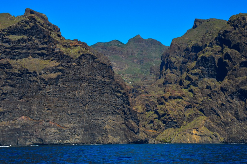 Los Gigantes z widokiem na wioskę Masca