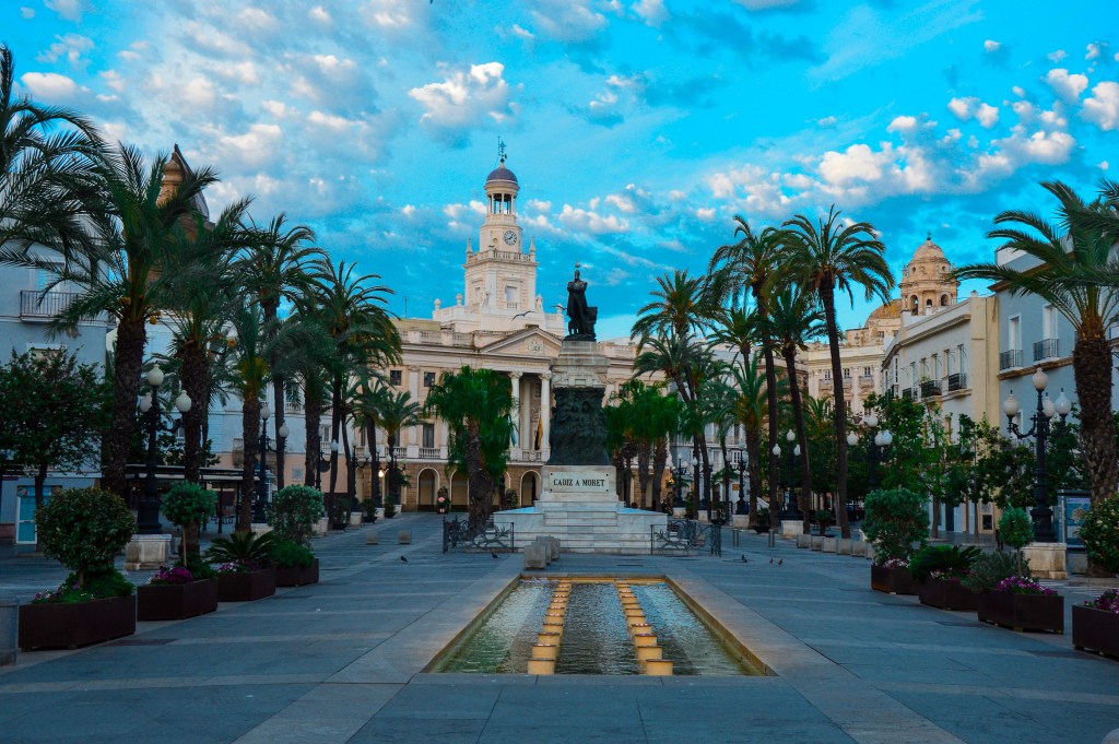 Plac San Juan de Dios, a w tle ratusz