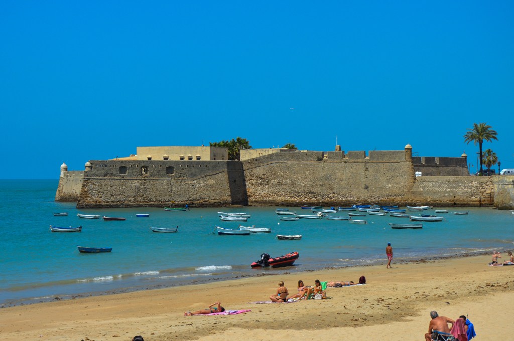 Zamek Santa Catalina od strony plaży La Caleta - przypływ